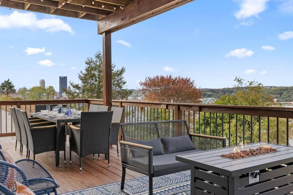 Skyline - Outside Decks - Contemporary Сasa de vacaciones *