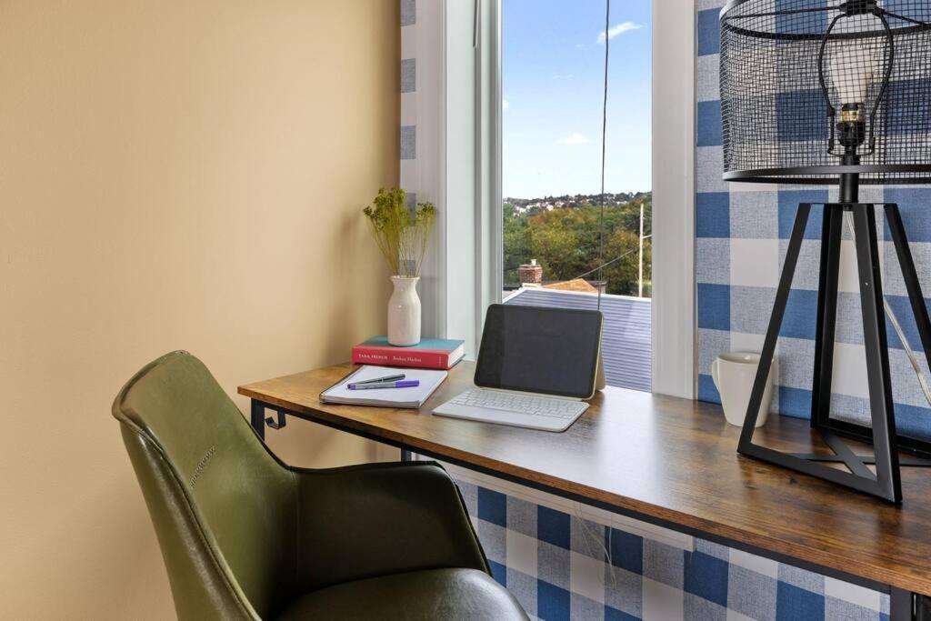 Skyline - Outside Decks - Contemporary Сasa de vacaciones Pittsburgh
